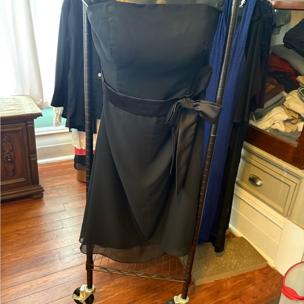 Elegant Black Strapless Dress with Bow